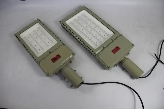 100W 130lm/W বিস্ফোরণ প্রতিরোধী বন্যার আলো বহিরঙ্গন জলরোধী উচ্চ অনমনীয়তা বড় আকারের অপারেশন কাজের আলো